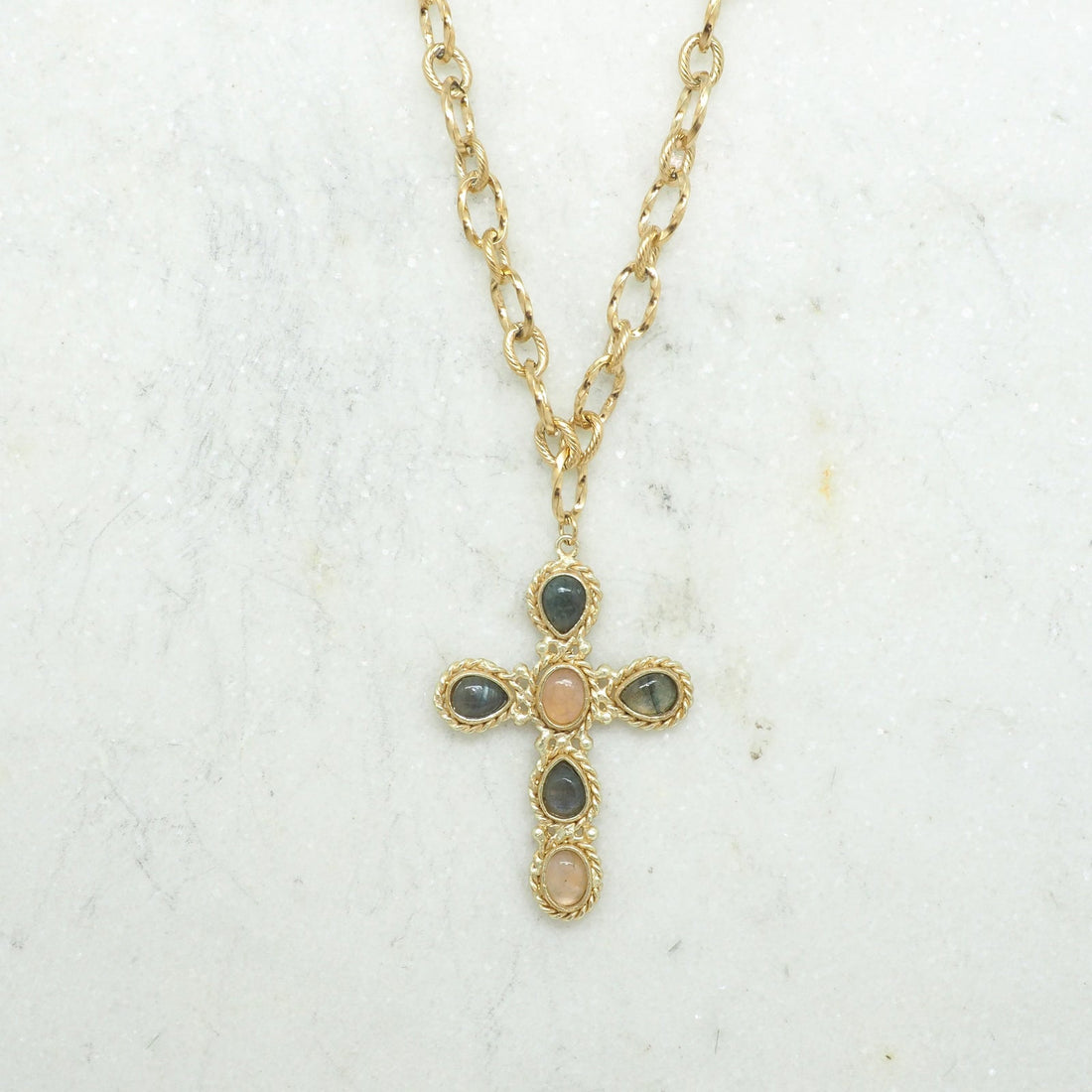 COLLIER NIIKI PARIS AVEC PENDENTIF CROIX rhodochrosite et apatite Tout les bijoux NIIKI indisponibles sont en précommande dans un délai de 15 jours ouvrables voir en privé avec Laetitia .