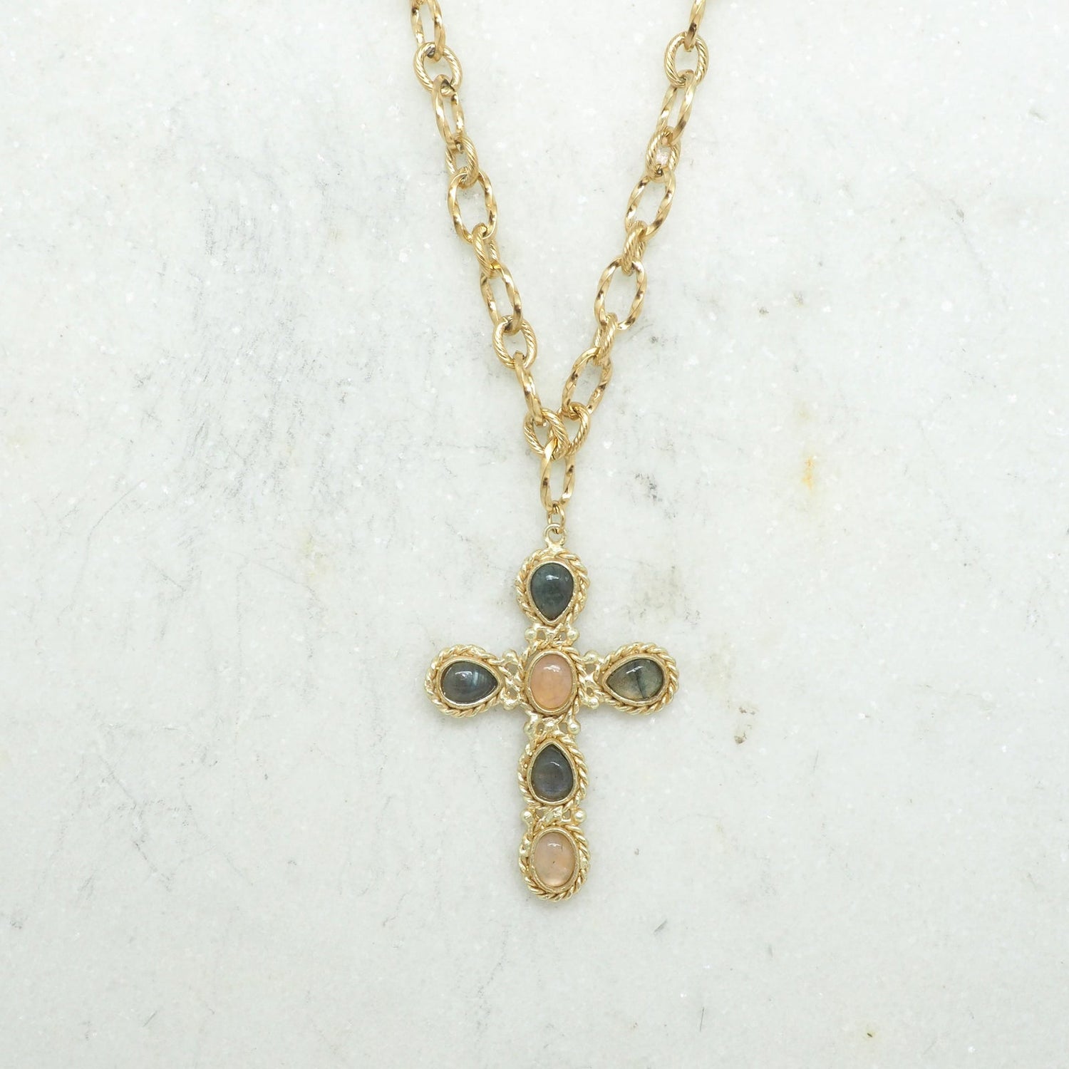 COLLIER NIIKI PARIS AVEC PENDENTIF CROIX rhodochrosite et apatite Tout les bijoux NIIKI indisponibles sont en précommande dans un délai de 15 jours ouvrables voir en privé avec Laetitia .