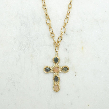 COLLIER NIIKI PARIS AVEC PENDENTIF CROIX rhodochrosite et apatite Tout les bijoux NIIKI indisponibles sont en précommande dans un délai de 15 jours ouvrables voir en privé avec Laetitia .