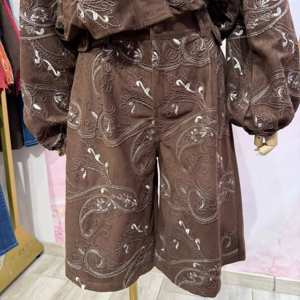 Bermuda bohème W57551 – short long femme marron chocolat effet daim, coupe ample taille haute et broderies paisley contrastées, style automne hiver à porter avec bottes et collants
