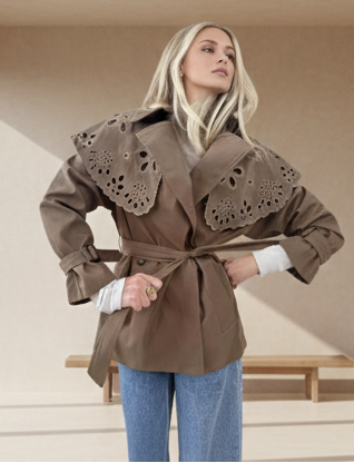 MX083 Veste Demi-Saison en Suédine avec Collerette Ajourée et Ceinture Intégrée pour un Ajustement Personnalisé et Confort Doux