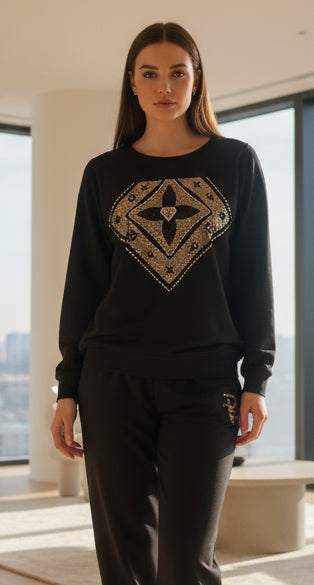Paparazzi Fashion 3639 Ensemble sport chic sweat et pantalon femme noirs à détails de strass dorés, tenue coordonnée confortable au style urbain chic, à porter avec des baskets pour une allure moderne chic.