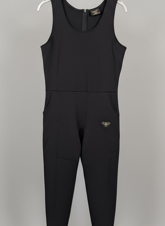 9130 TATU Ensemble combinaison doudoune la blanche légèrement crème a de jolie reflets nacrés 2 pieces luxe comportant des plaques avec le logo de la marque