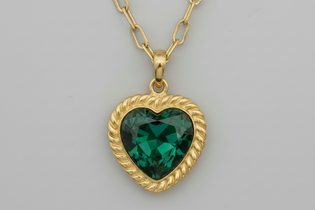 T004 NIIKI PARIS Collier coeur techni transparent couleur disponible Crystal (blanc) vert,bleuet rouge.Boucles d oreilles assorties (  En stock ou sur précommande)