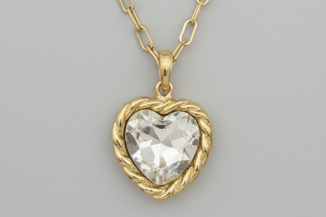 T004 NIIKI PARIS Collier coeur techni transparent couleur disponible Crystal (blanc) vert,bleuet rouge.Boucles d oreilles assorties (  En stock ou sur précommande)