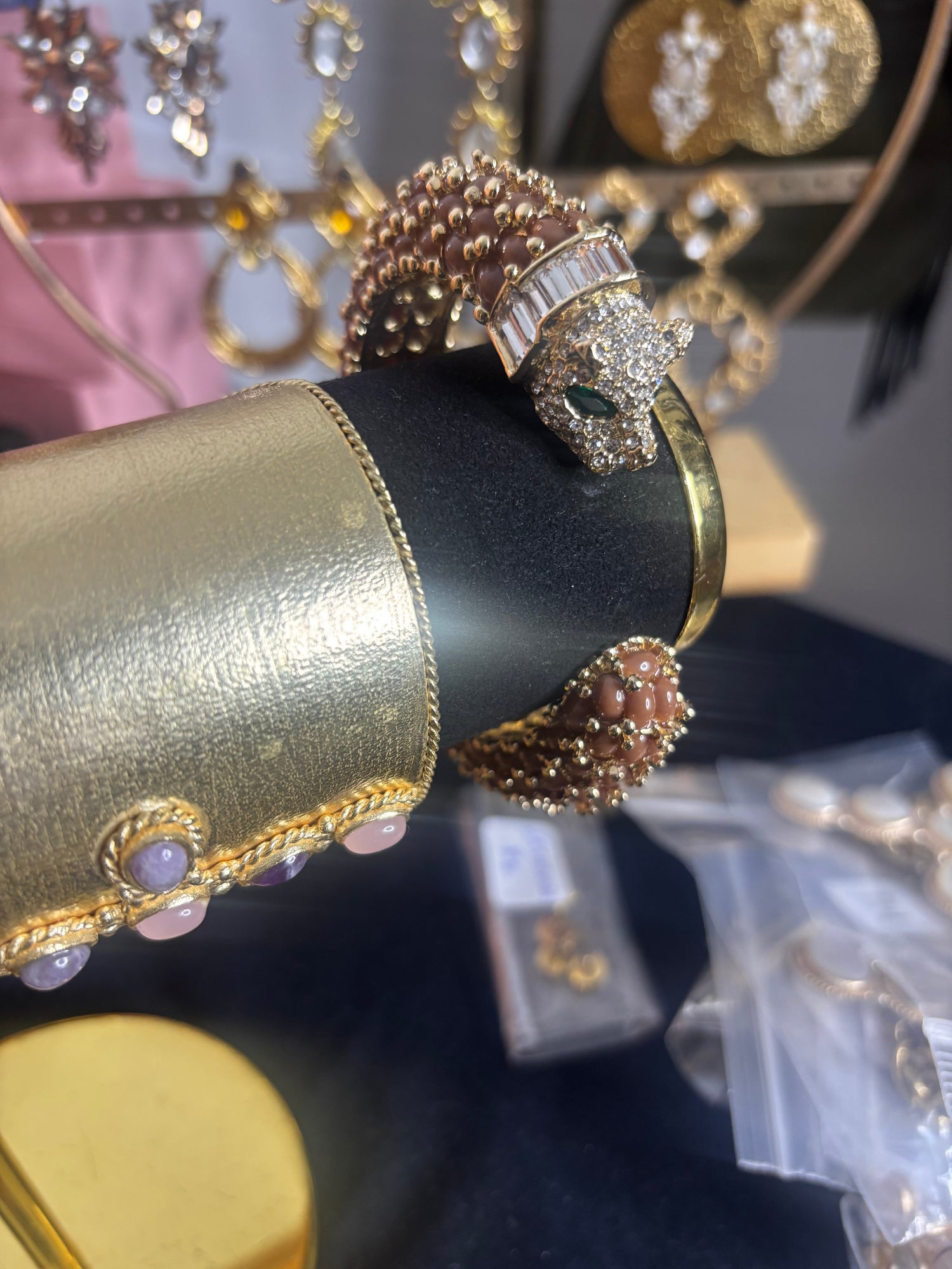 NIIKI PARIS Jonc leo noir et marron à une tête ( poignet 17 cm) Tout les bijoux NIIKI indisponibles sont en précommande dans un délai de 15 jours ouvrables voir en privé avec Laetitia .