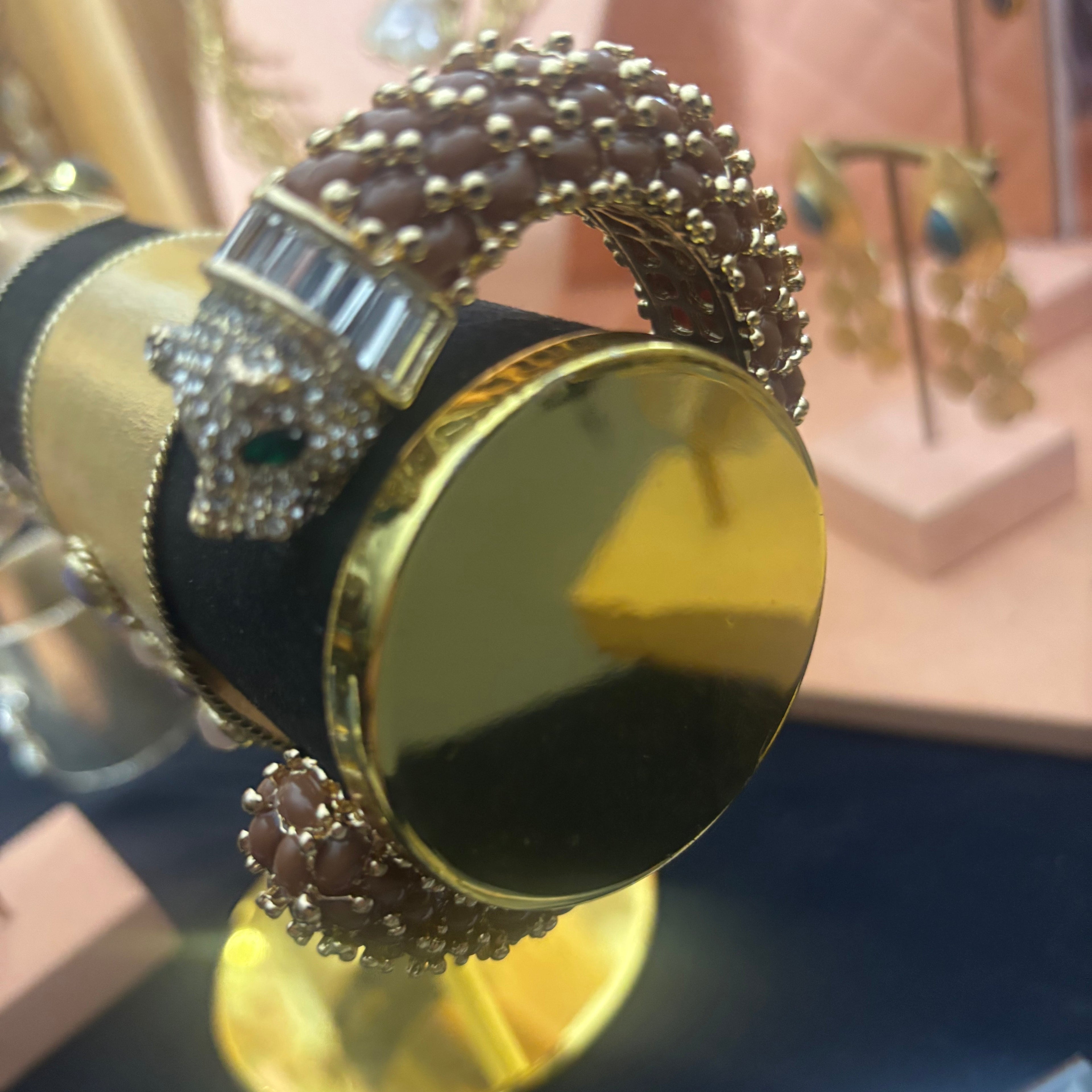 NIIKI PARIS Jonc leo noir et marron à une tête ( poignet 17 cm) Tout les bijoux NIIKI indisponibles sont en précommande dans un délai de 15 jours ouvrables voir en privé avec Laetitia .