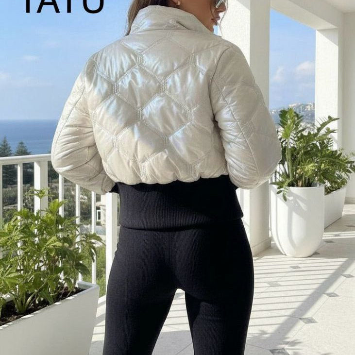 Ensemble raffiné TATU 9130 – combinaison femme et doudoune assortie, tenue deux pièces au style chic et moderne, coloris rose ou beige champagne selon la variante, pour vos tenues de saison en soirée.
