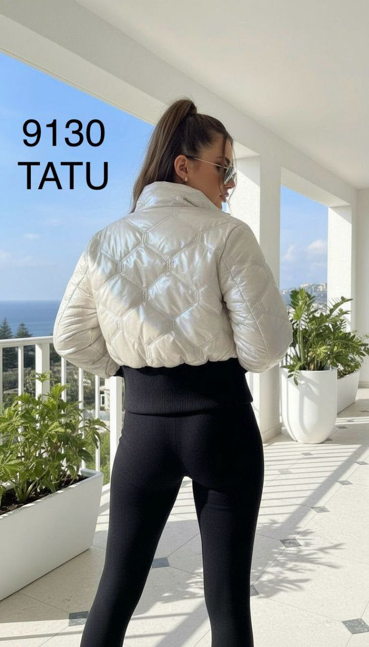 9130 TATU Ensemble combinaison doudoune la blanche légèrement crème a de jolie reflets nacrés 2 pieces luxe comportant des plaques avec le logo de la marque