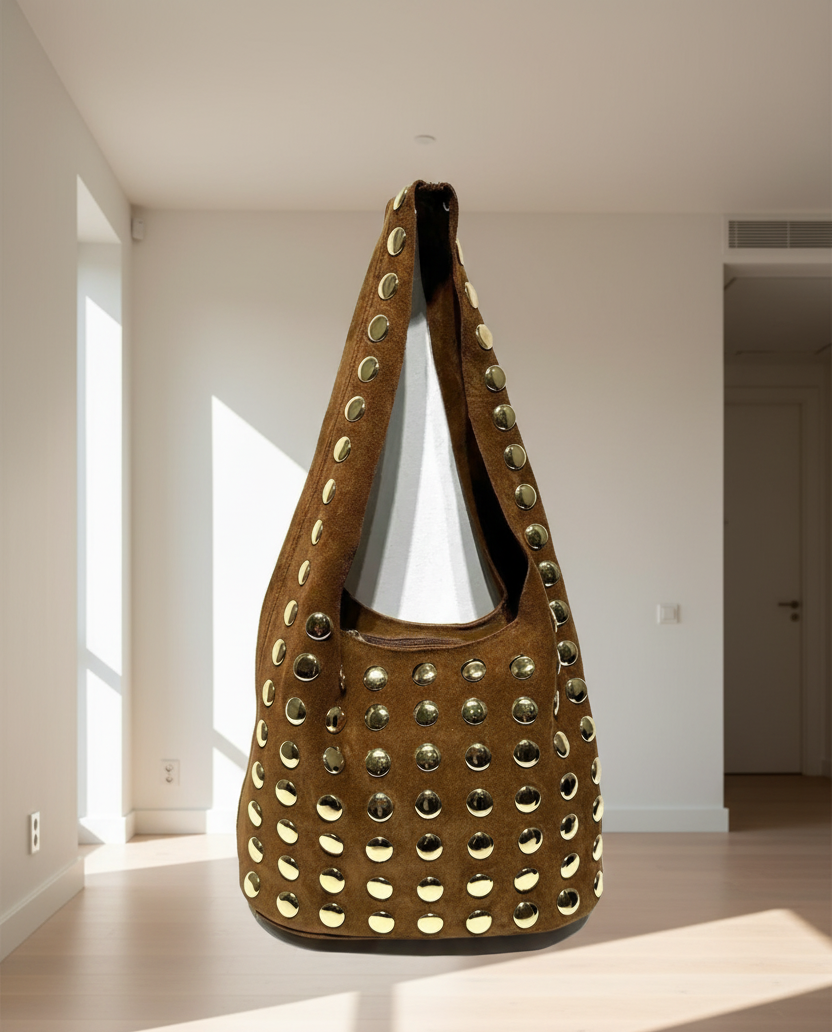 Sac en daim très souple tout clouté sur l avant et sur la anse (40cm de large 20cm de haut)