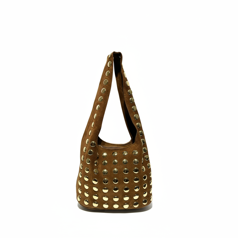 SAC 814 en daim très souple tout clouté sur l avant et sur la anse (40cm de large 20cm de haut)
