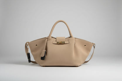 1052 sac en daim(cuir retourné et traité) ￼ très bonne qualité avec une boucle DORE pour fermeture à se et bamdouiliere(30cm de large sur 20 de haut)