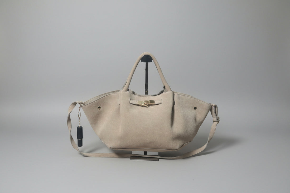 1052 sac en daim(cuir retourné et traité) ￼ très bonne qualité avec une boucle DORE pour fermeture à se et bamdouiliere(30cm de large sur 20 de haut)