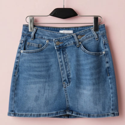 JUPE courte en jeans 809/791 boutonnage asymétrique sur l avant élasthanne bien coupé et élégante