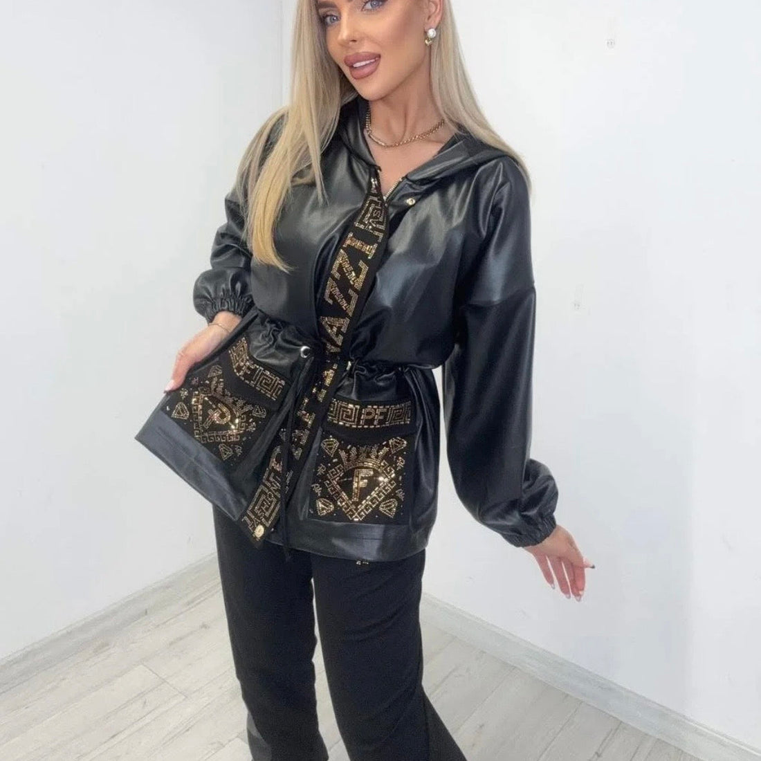 0030 PAPARAZZI Ensemble jogging trois pièces pantalon t-shirt et veste similicuir de qualité serrage par cordon au niveau de la taille tout l’ensemble est tourné des logos de la marque en strass dorés veste capuche