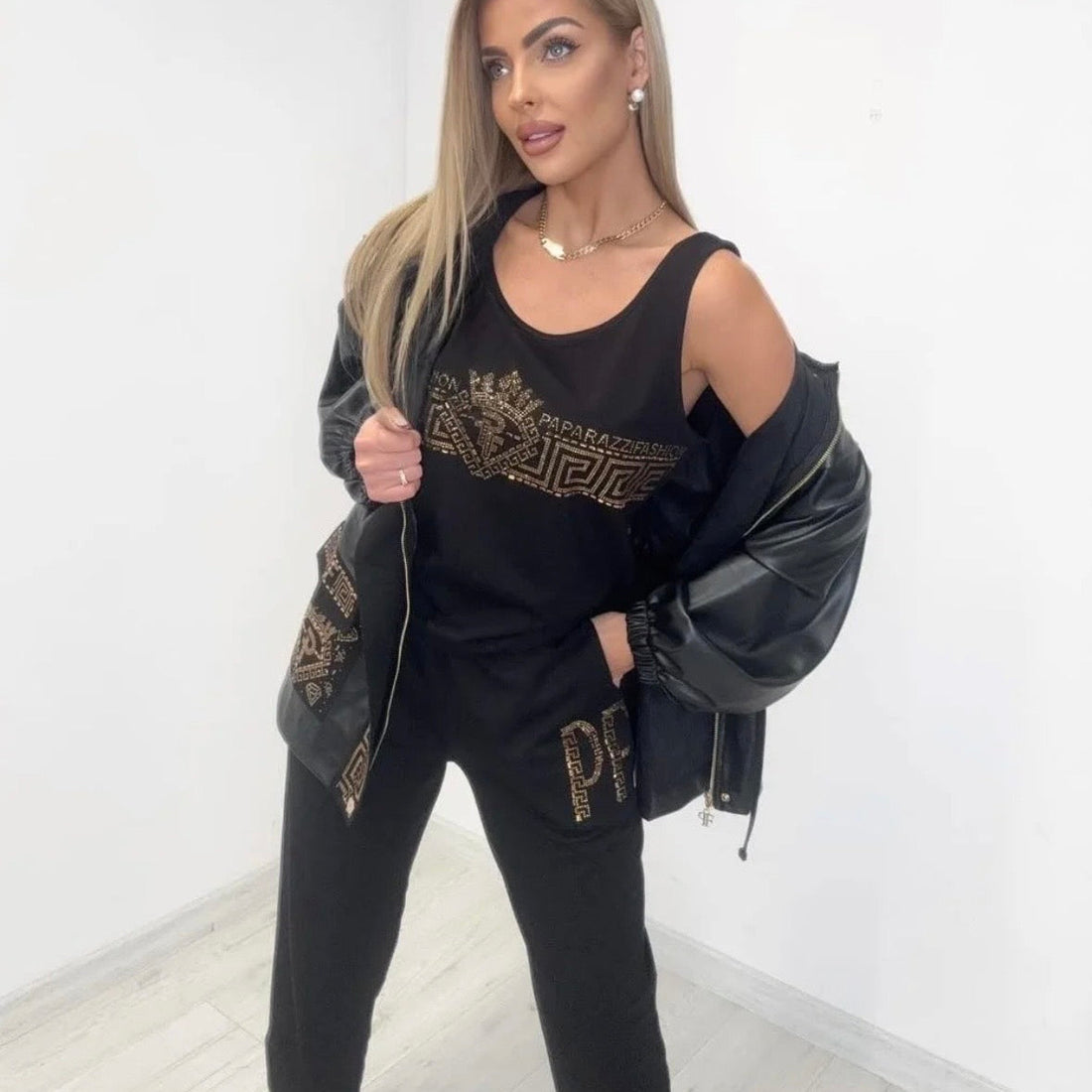 0030 PAPARAZZI Ensemble jogging trois pièces pantalon t-shirt et veste similicuir de qualité serrage par cordon au niveau de la taille tout l’ensemble est tourné des logos de la marque en strass dorés veste capuche