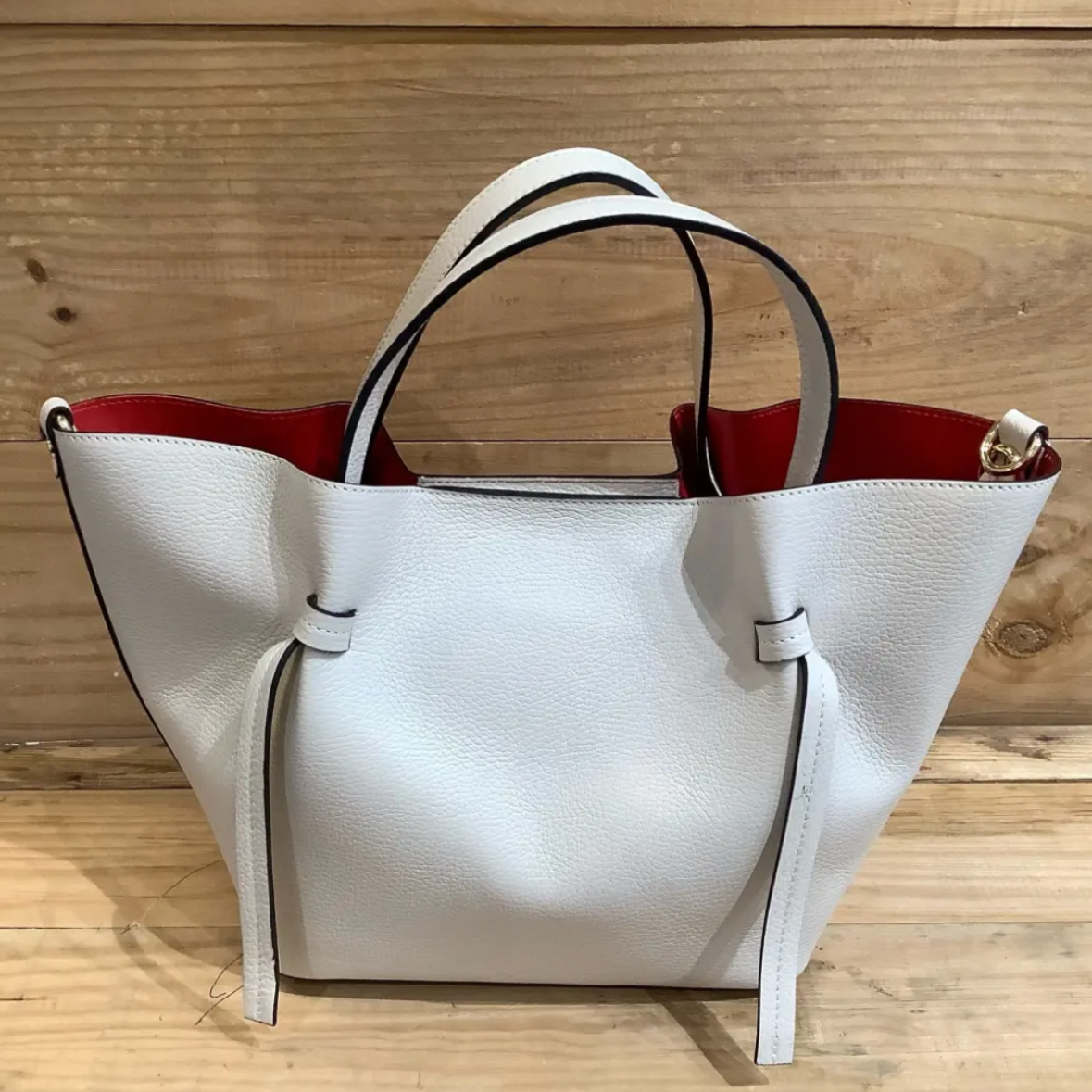 SAC CABAS 57942 confectionné en cuir grainé de haute qualité avec une doublure contrastante, doté de anses élégantes et d&