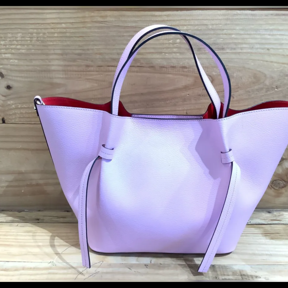 SAC CABAS 57942 confectionné en cuir grainé de haute qualité avec une doublure contrastante, doté de anses élégantes et d&