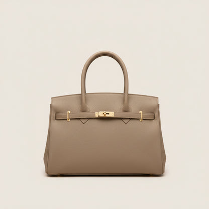 2345 Le sac à main intemporel en 5 nuances "Découvrez l’alliance parfaite du luxe et de la fonctionnalité. Décliné en 5 coloris essentiels, du noir profond au rose poudré, ce sac iconique sublime chaque tenue. Un cuir de haute qualité