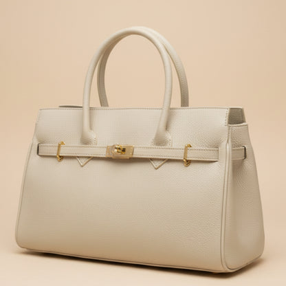 2345 Le sac à main intemporel en 5 nuances "Découvrez l’alliance parfaite du luxe et de la fonctionnalité. Décliné en 5 coloris essentiels, du noir profond au rose poudré, ce sac iconique sublime chaque tenue. Un cuir de haute qualité