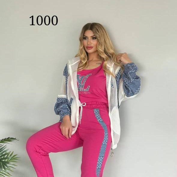 1000 Ensemble trois pièces rose fuchsia pour femme avec veste légère transparente à capuche et finitions à motifs bleus, pantalon ajusté et haut sans manches assorti.
