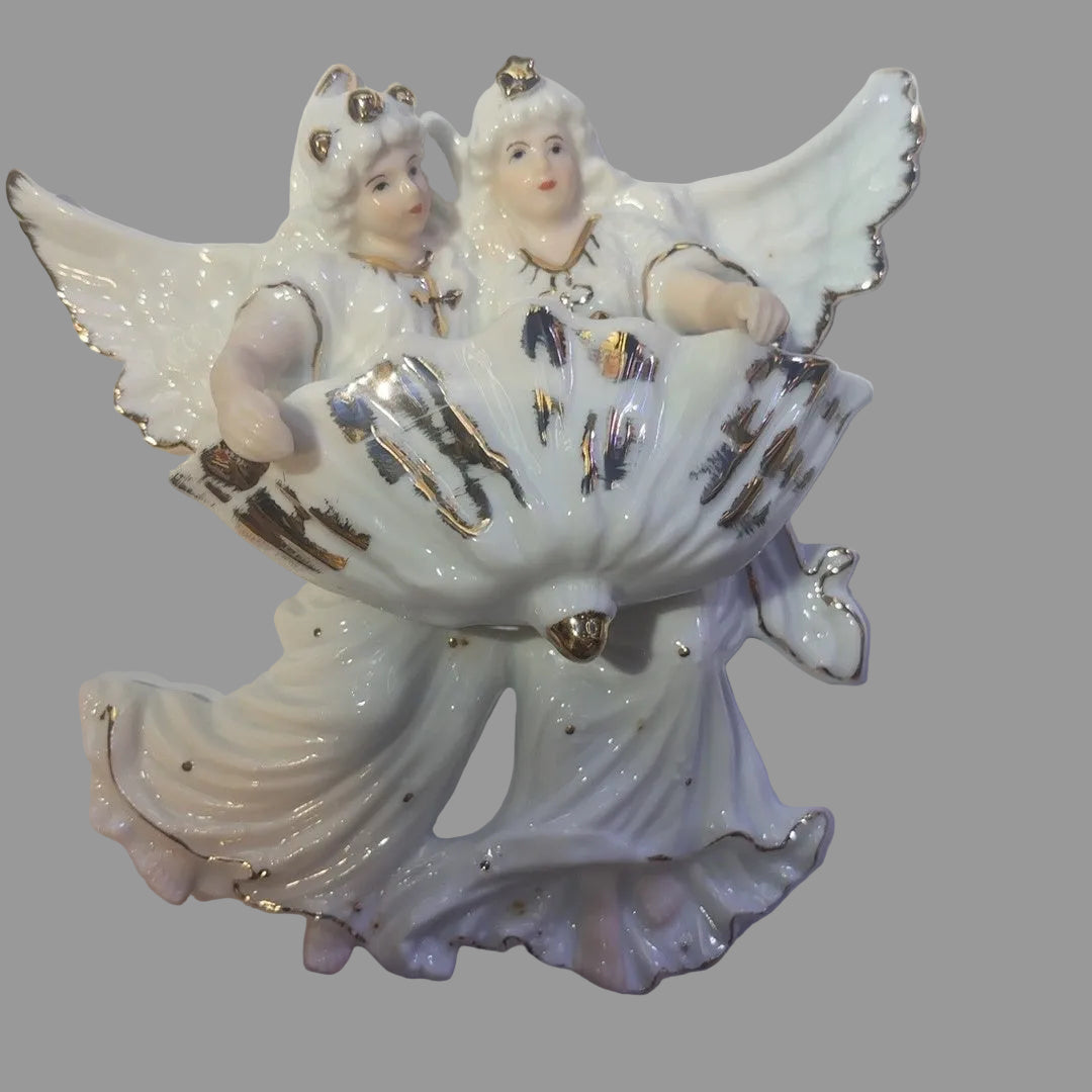 Photo originale du bénitier aux deux anges, porcelaine blanche et dorée, format carré