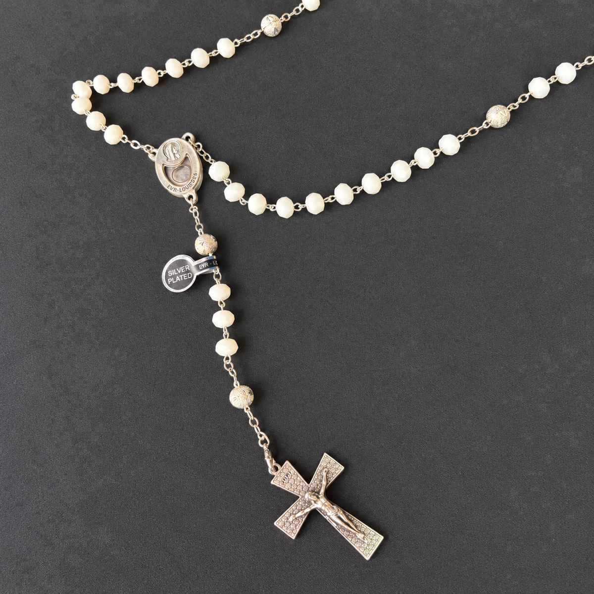 Réservoir d’eau de Lourdes au dos du médaillon et croix en plaqué argent