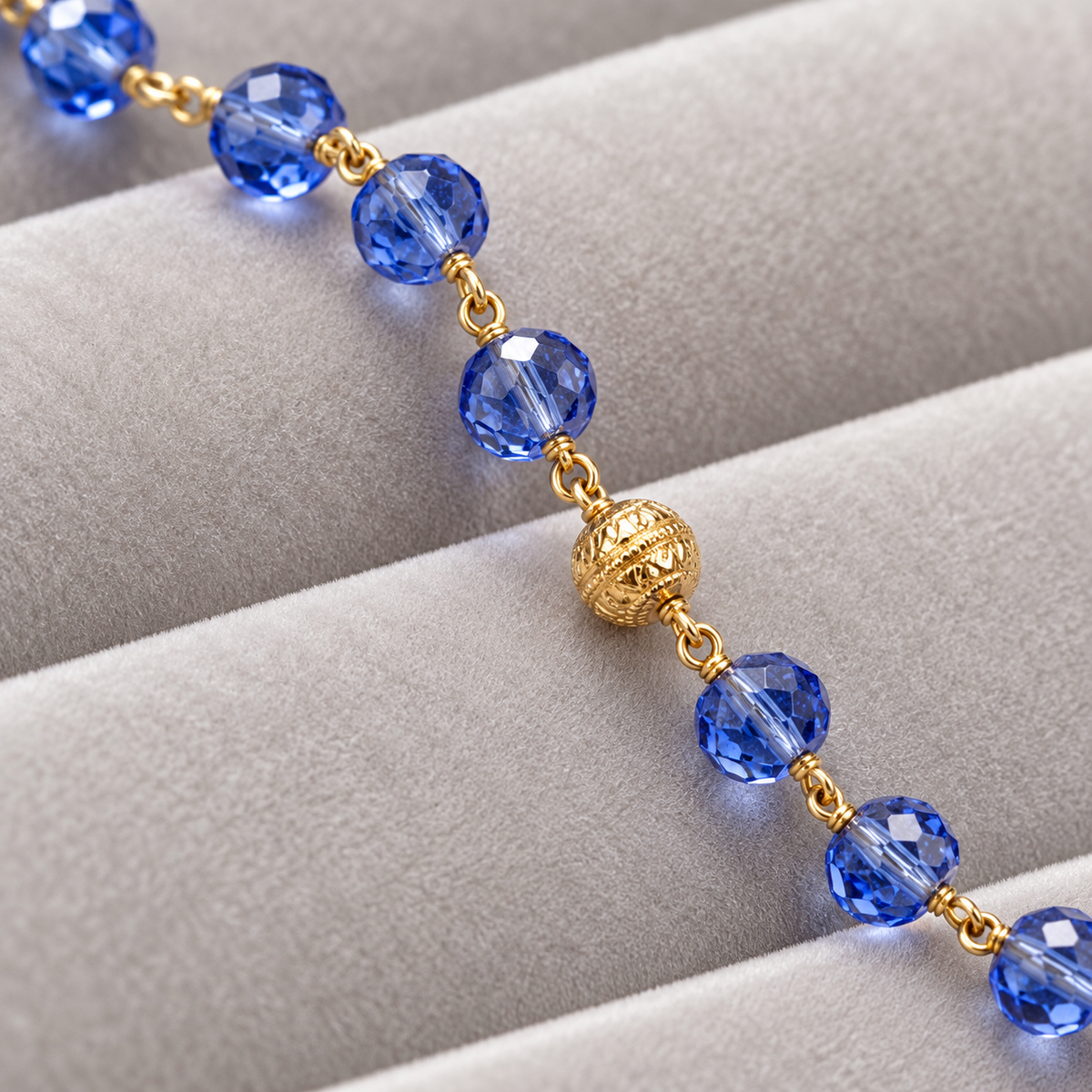 Chapelet de Lourdes bleu ciel et plaqué or : perles, présentation en bijouterie