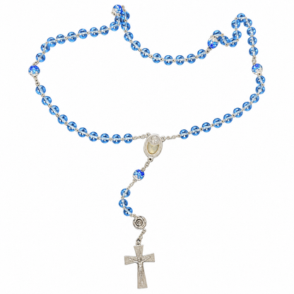 Chapelet de Lourdes bleu ciel plaqué argent, entier sur fond blanc