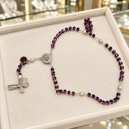 Chapelet de Lourdes en cristal violet irisé et plaqué argent présenté en bijouterie