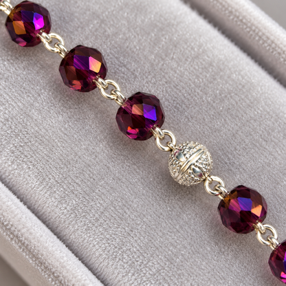 Détail des perles facettées violet foncé aux reflets irisés et de la perle intercalaire argentée