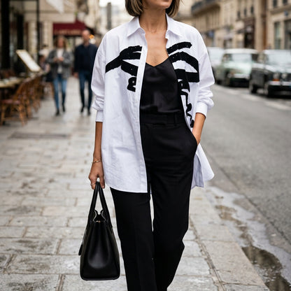 Vue carrée de la chemise blanche 328095, détail réel du motif noir 2