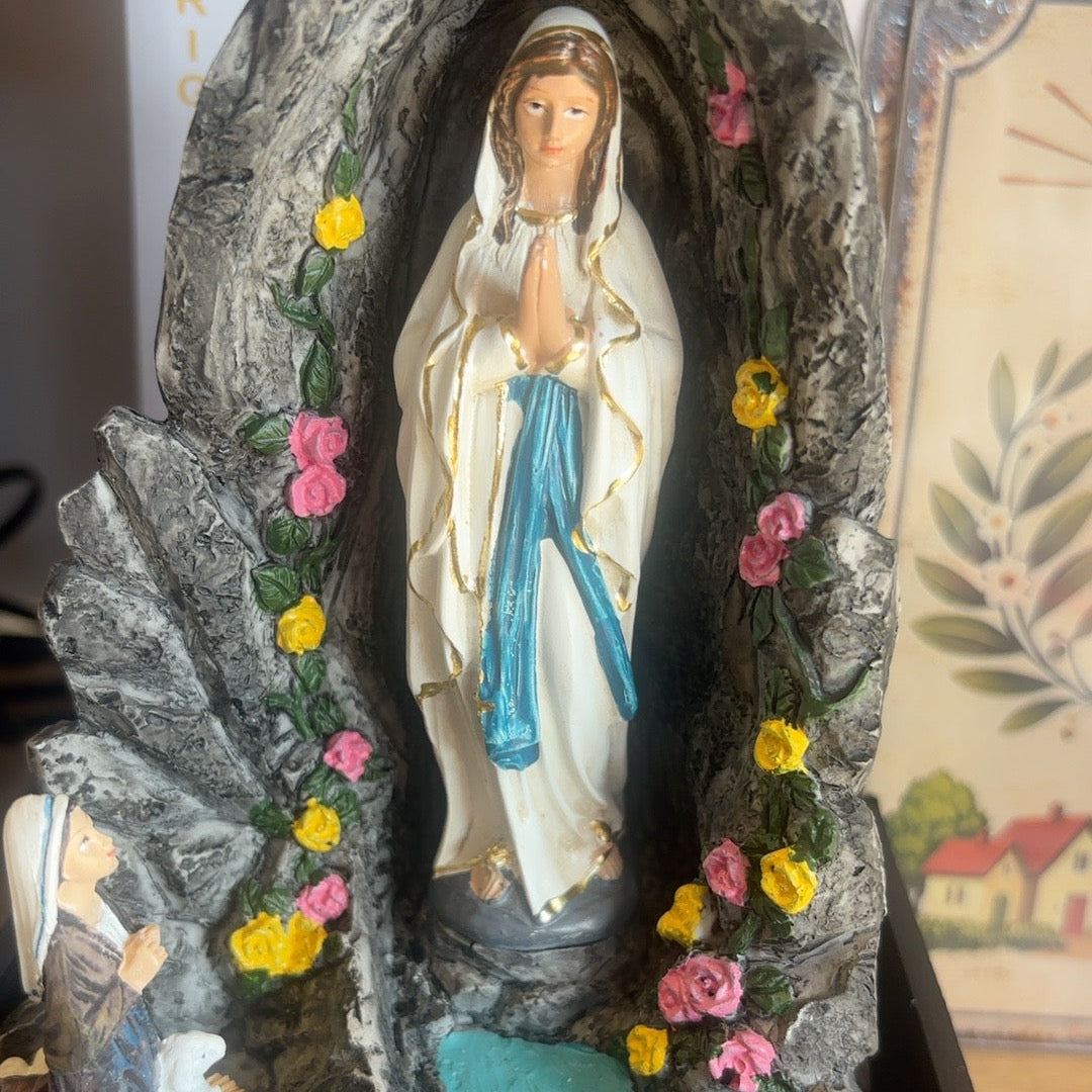 Fontaine de Lourdes – Grotte de la Vierge Marie et Bernadette Soubirous, fontaine religieuse électrique sans LED, prise suisse avec adaptateur nécessaire en France, fabriquée à Lourdes et bénie par un prêtre, hauteur 22 cm