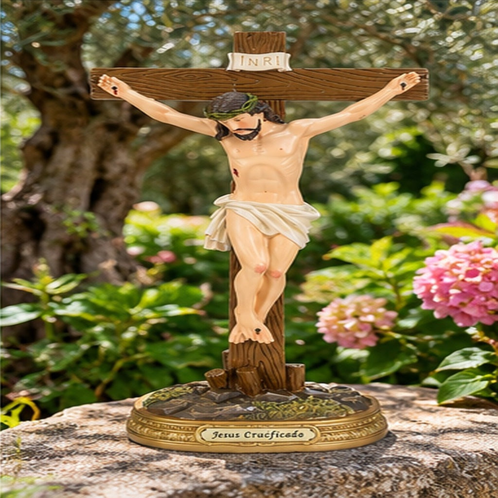 Jésus crucifié 40 cm posé sur pierre au jardin sans bordure