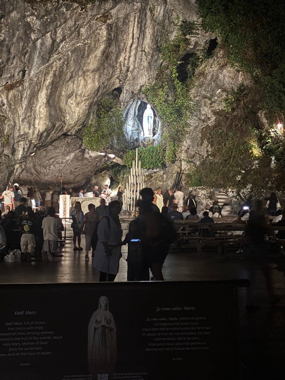 La grotte de Lourdes photographiée pendant le pèlerinage de Laetitia