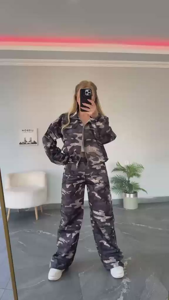 Ensemble camouflage 2172 – Tatu Fashion deux pièces femme avec veste courte zippée à col montant et pantalon large taille haute, style streetwear chic pour les tenues urbaines