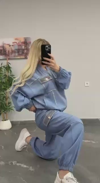 Ensemble denim 1048 – Tatu Fashion jogging femme bleu clair deux pièces avec veste zippée façon bomber et pantalon cargo, détails en strass sur les poches et la poitrine, style urbain tendance