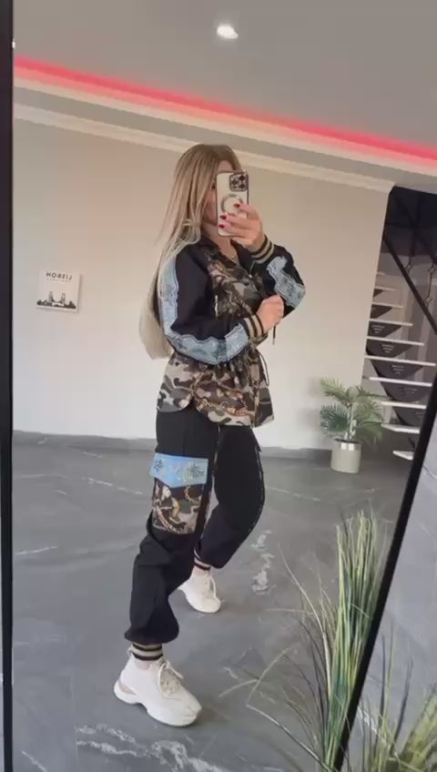 Ensemble cargo TATU 9106 – veste et pantalon femme noirs avec poches cargo, tenue coordonnée au style urbain, coupe moderne et détails pratiques pour composer un look décontracté et chic au quotidien.