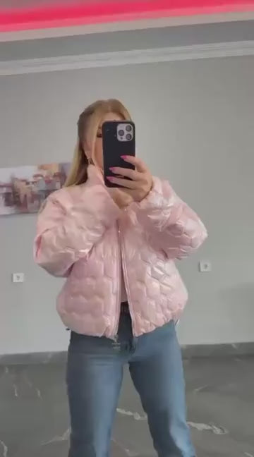 Présentation d’une doudoune rose