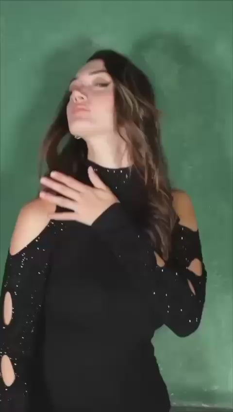 2069 Top de luxe parsemé de strass noir tout alvéolé sur les épaules et bras dos nu pour un côté sexy