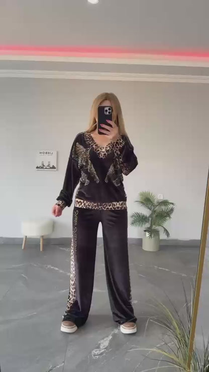 Ensemble léopard 2014 – Tatu Fashion jogging femme en velours à haut col V épaules dégagées et pantalon fluide taille haute, détails brillants pour un look sport chic glamour