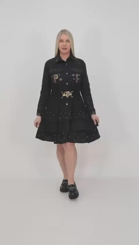 0023 PAPARAZZI Robe a volants col chemise boutonnée jusqu’à la taille des strass dorés un peu partout ainsi que sur les logos de la marque ceinture fournie