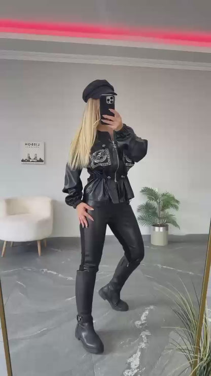 Jogging bimatière 2159 – Tatu Fashion ensemble femme deux pièces avec veste zippée à fronces, empiècements en similicuir et pantalon ajusté, détails métalliques pour un look sport chic
