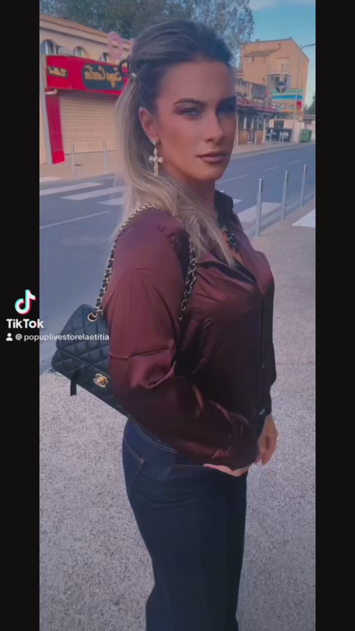Chemise satinée 326023 – chemise femme chocolat boutonnée à effet soie, haut élégant au tombé fluide à porter avec un jean ou un pantalon habillé, style chic et féminin pour la ville pour vos sorties.