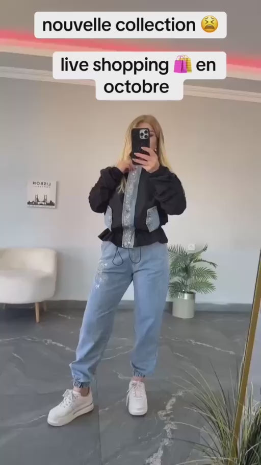 Présentation d’un blouson contrasté