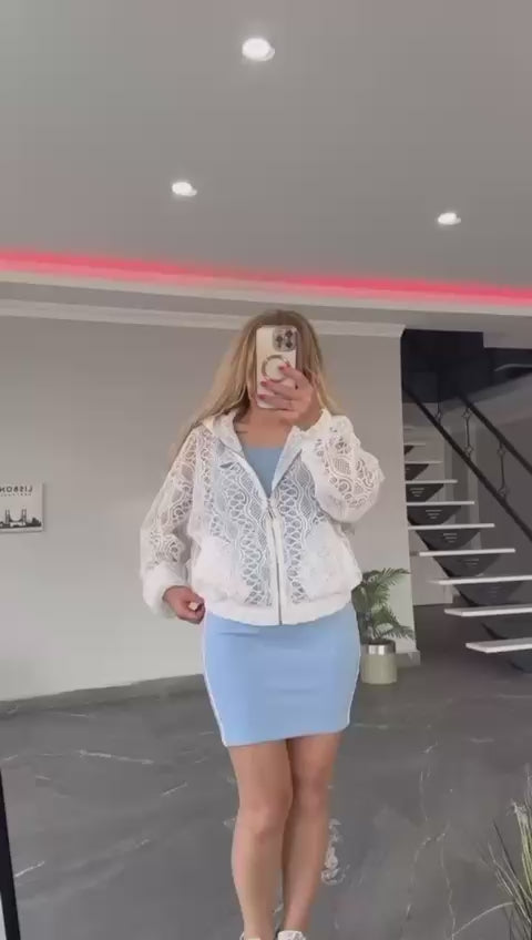 9146 TATU ensemble deux pièces robe moulante, avec par-dessus un blouson tout en dentelle blanche ce blouson peut s’accompagné d’une robe fuchsia ou bleu ciel