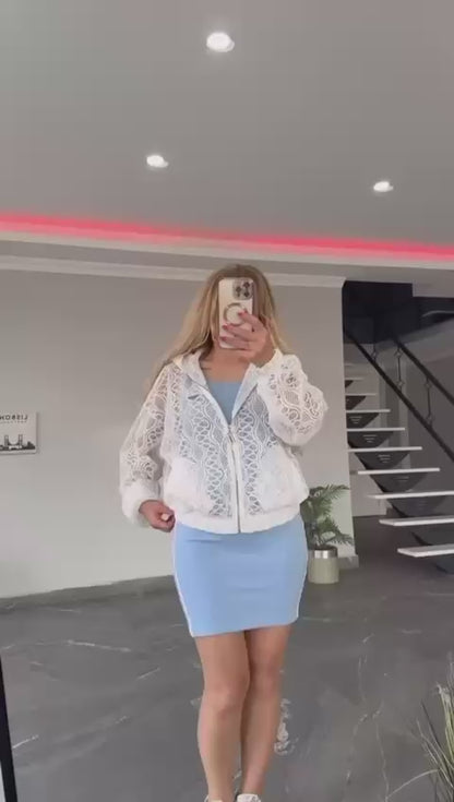 9146 TATU ensemble deux pièces robe moulante, avec par-dessus un blouson tout en dentelle blanche ce blouson peut s’accompagné d’une robe fuchsia ou bleu ciel