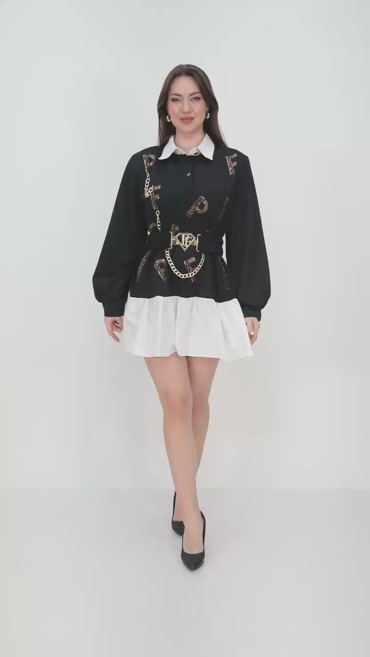 PAPARAZZI 3324  Robe, chemise de luxe avec un col et une jupette évasée en tissu blanc. Tout le buste est noir avec des logos en strass dorés et une ceinture élastique.
