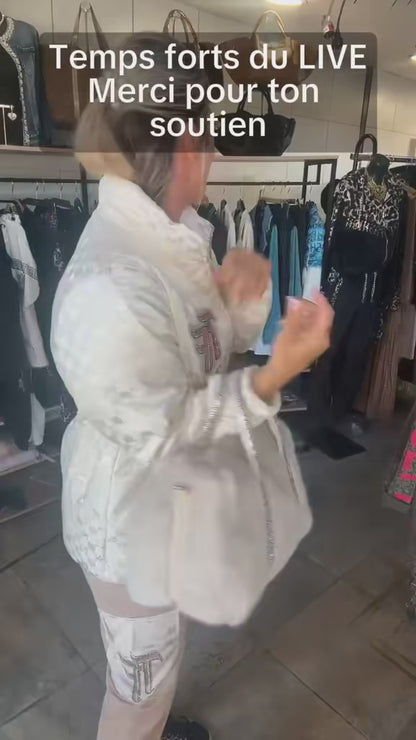 9126 TATU JOGGING 3 PIÈCES Tenue de Jogging Beige Élégante avec Pantalon à Poches Doudoune en Strass Dorés et Tee-shirt Uni