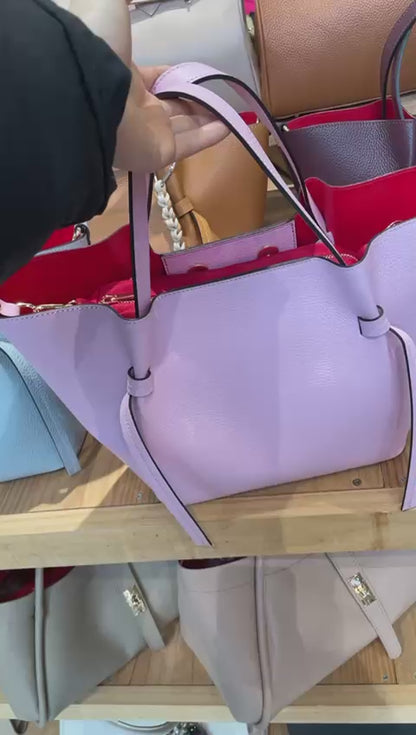 SAC CABAS 57942 confectionné en cuir grainé de haute qualité avec une doublure contrastante, doté de anses élégantes et d&